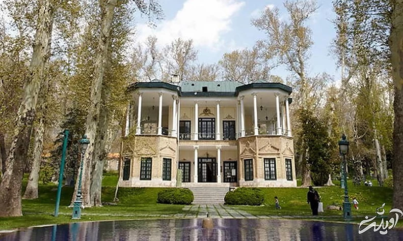 نمای بیرونی کاخ اختصاصی سعد آباد و استخر مقابل آن